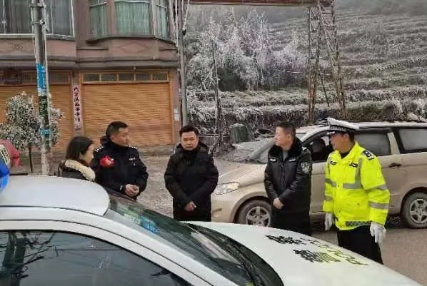 部分道路凝凍 興義交警多措并舉保安全