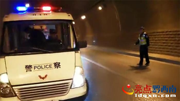 老人在隧道內(nèi)暈倒 興義特(巡)警暖心救助