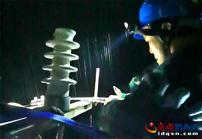 大風(fēng)急雨襲擊電網(wǎng) 晴隆供電局連夜搶修保供電