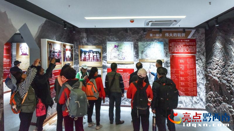 貞豐縣攝影家協(xié)會走進(jìn)花江村開展攝影采風(fēng)創(chuàng)作活動(dòng)