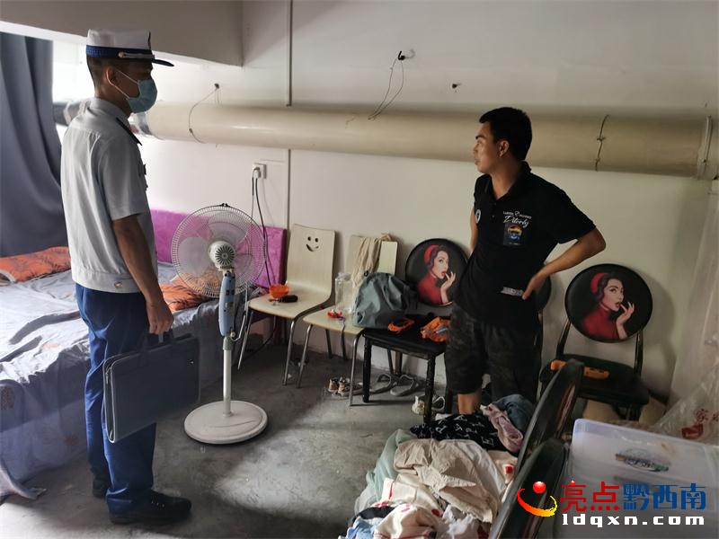 黔西南消防聯(lián)合媒體開(kāi)展小型經(jīng)營(yíng)性場(chǎng)所火災(zāi)隱患曝光行動(dòng)