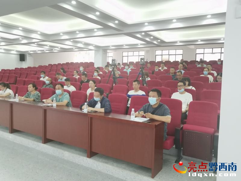 興義市教育局組織開展移動直錄播設(shè)備使用培訓(xùn)