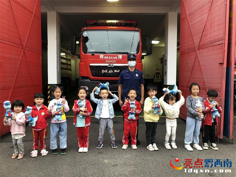 “消防龍”玩偶助力黔西南消防宣傳
