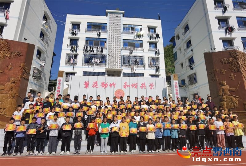 冊(cè)亨縣者樓中學(xué)頒發(fā)“學(xué)科領(lǐng)跑人”獎(jiǎng)