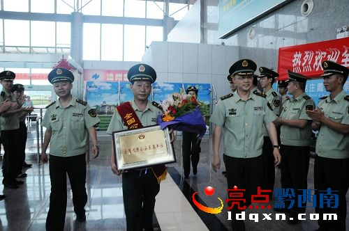 消防官兵從興義機(jī)場迎接英雄大隊(duì)代表的歸來.jpg