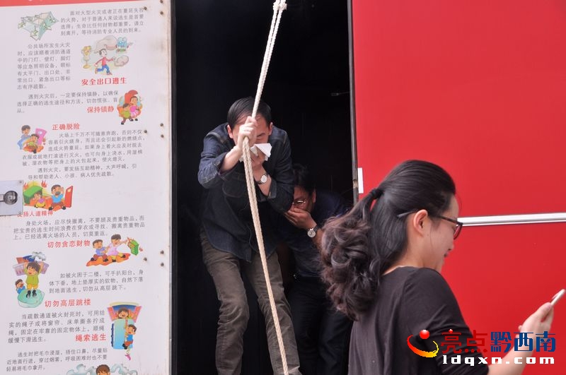 全體人員利用消防宣傳車模擬火場逃生體驗.jpg