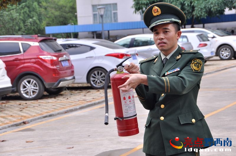 消防警官講解滅火器知識.jpg