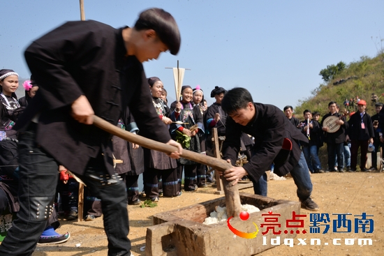 打糍粑活動(dòng)現(xiàn)場(陳亞林?jǐn)z影).JPG