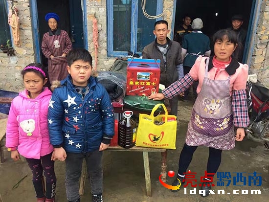 2017年1月15日魚鷹愛心團(tuán)隊(duì)為王正權(quán)家送來(lái)的慰問(wèn)品.jpg