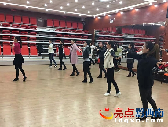 參賽隊伍正在訓練.JPG