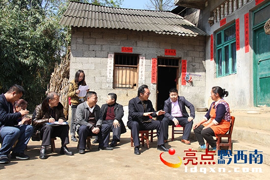 州人大副主任張成剛深入安龍縣普坪鎮(zhèn)貧困戶(hù)調(diào)研.jpg
