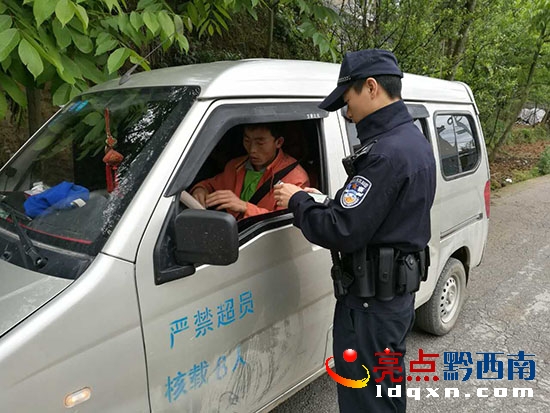 對面包車進行檢查2 (2).jpg