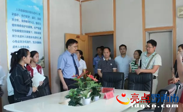 圖為冊(cè)亨縣檢察院副檢察長(zhǎng)韋朝舒帶領(lǐng)大家參觀未檢室.png
