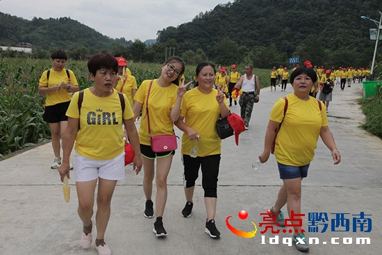 2017國際山地旅游暨興仁馬金河分會場萬人戶外徒步運(yùn)動蔡家友攝影 (13).jpg