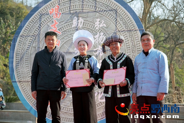對(duì)古歌和古樂(lè)兩大類(lèi)的獲獎(jiǎng)選手頒發(fā)證書(shū) 郭澤玉攝.JPG